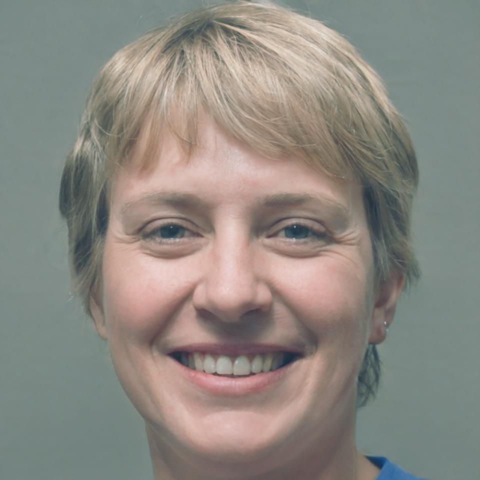 SEO-Trainerin bei der Erklärung von Ranking-Faktoren